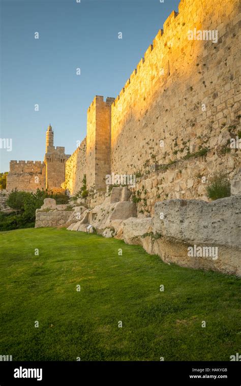 Old city walls jerusalem hi-res stock photography and images - Alamy