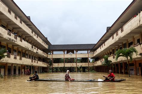 Malaysia floods force tens of thousands to evacuate | Inquirer News