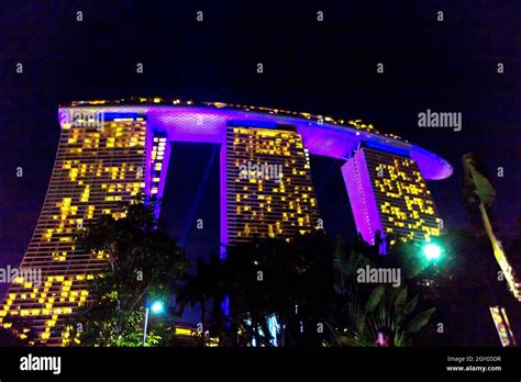 Singapore: Marina Bay Hotel shaped like a boat on top of three buildings Stock Photo - Alamy