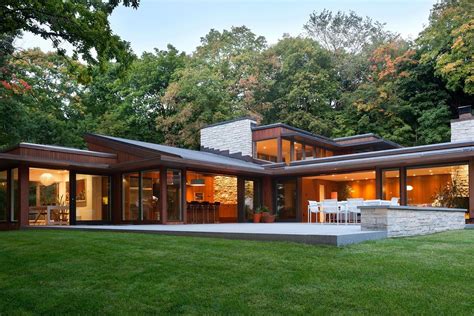 Midcentury lake house gets a dramatic transformation in Minnesota Modern Backyard Landscaping ...