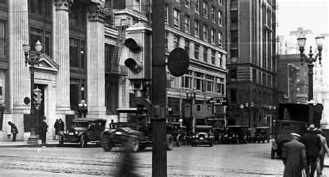 [Photos] When Was the First Traffic Light Installed? - The News Wheel