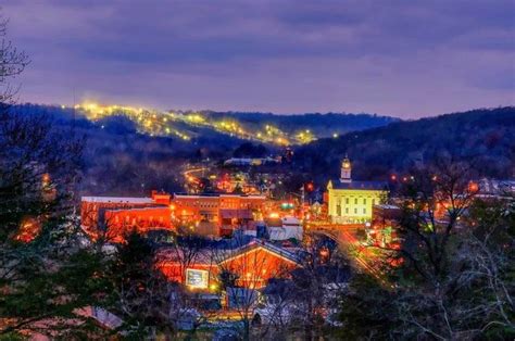 The town of Paoli, IN with Paoli Peaks Ski Resort in the background. | Beste skigebiete, Skigebiete