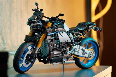 LEGO Yamaha MT-10 SP is a mechanical marvel with functional gearbox, engine and intricate components