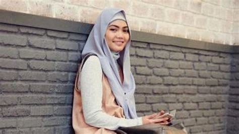 Berhijab, Rina Nose Tuai Pujian dan Dukungan - Entertainment Fimela.com