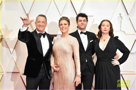 Tom Hanks & Rita Wilson's Kids Throw Up Peace Signs on Oscars 2020 Red ...