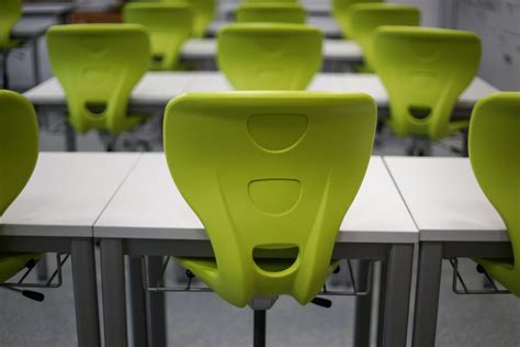 Gambar : meja tulis, struktur, plastik, kursi, hijau, alat, mebel, kuning, penerangan, modern ...