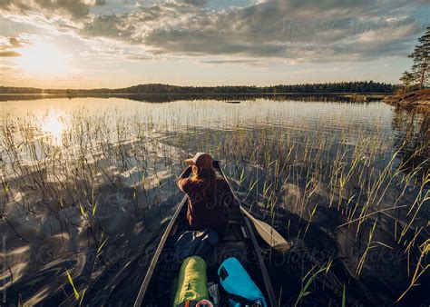 Back View Of A Woman Canoeing In A Vibrant Lake At The Sunset porBlue ...