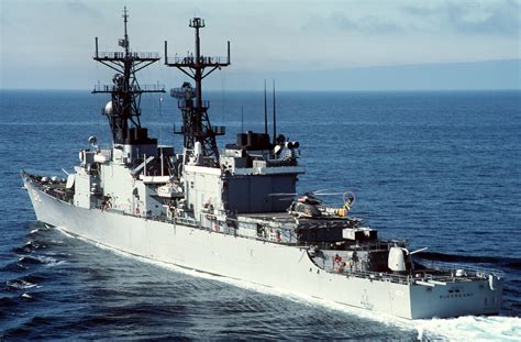 A port quarter view of the Spruance class destroyer USS OLDENDORF (DD ...