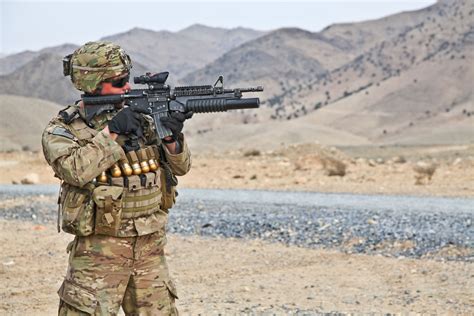 Kostenlose foto : Anzug, Militär-, Soldat, Armee, Waffe, Krieg, Schießen, Gewehr, Kugeln ...