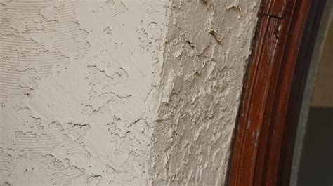 How to Remove Synthetic Stucco From House Walls