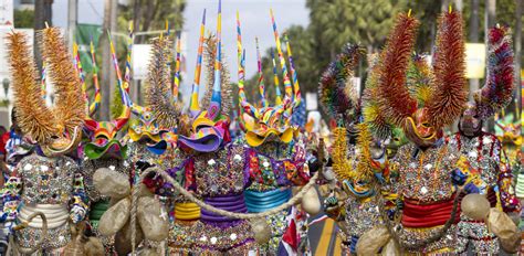 El Carnaval dominicano derrocha color e imaginación en gigantesco desfile