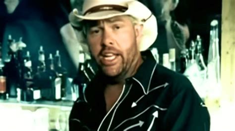 20 Years Ago: Toby Keith Hits #1 With "I Love This Bar"