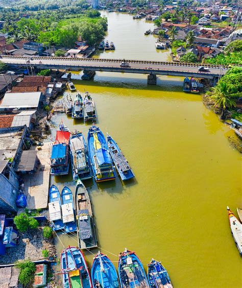 Barcos Atracados En La Orilla Del Río · Fotos de stock gratuitas