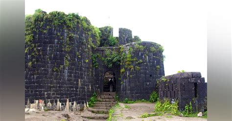 A trek to the historic Purandar Fort, 30 kms from the city | LBB, Pune