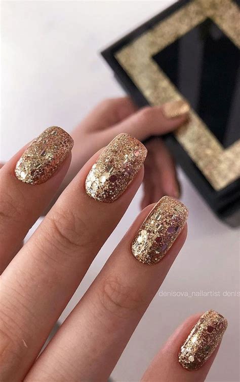 Stylish Nail Art Designs That Pretty From Every Angle : Gold glitter nails