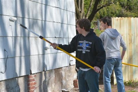 Marquette Catholic students take "Serviam" motto to fullest in Bucket Brigade project ...