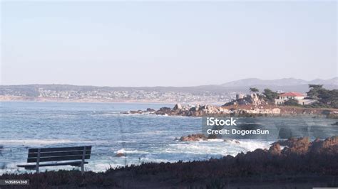 Pantai Laut Dan Ombak Laut Pantai California Bangku Kosong Tepi Pantai Tepi Laut Foto Stok ...