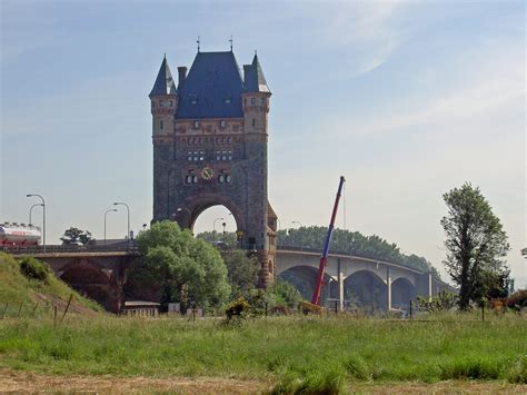 File:Worms Nibelungenbrücke Brückenturm 2005-05-27a.jpg - Wikimedia Commons