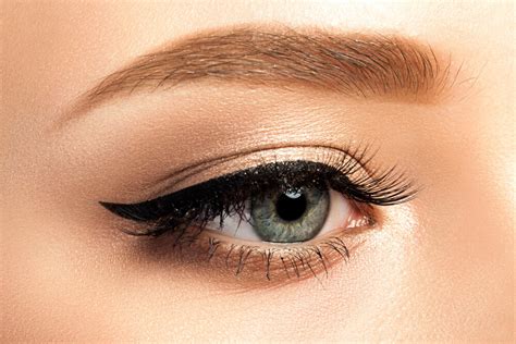 10 Flirty Ways to Wear Black Eyeliner - BeautyFrizz