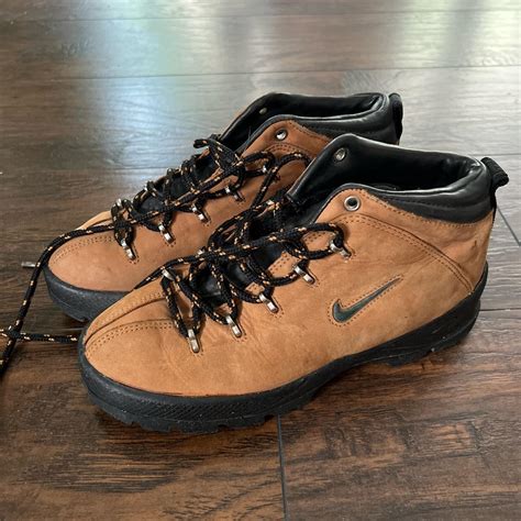 Nike ACG Women's Tan and Brown Boots | Depop