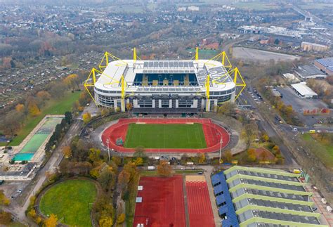 Luftbild zeigt das BVB-Stadion Dortmund Signal Iduna Park in der ...