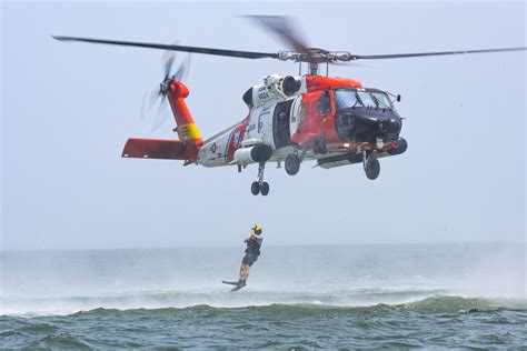 DVIDS - Images - Coast Guard conducts helicopter hoist training off Virginia coast [Image 19 of 23]