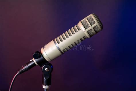 Professional Microphone for Radio and Broadcast Television Announcer ...