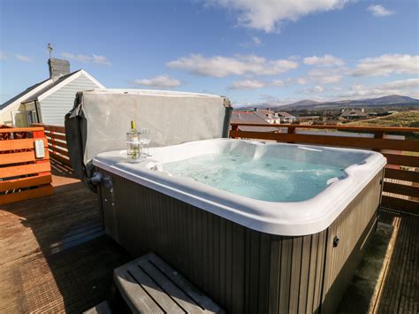 Wales Beachfront with Hot Tub, Dinas Dinlle | Beach Stays