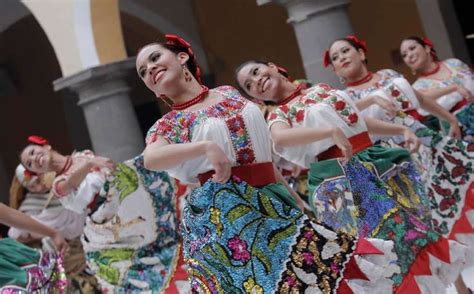 Traje típico de Puebla, México | Ropa tipica de mexico, Vestimenta mexicana, Traje tipico de puebla