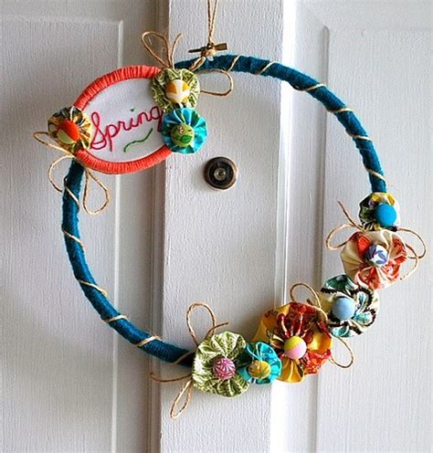 Embroidery hoop wreath with yoyo flowers