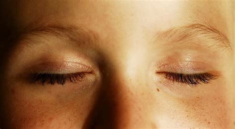 Why does my eye hurt when I blink? Causes and treatments