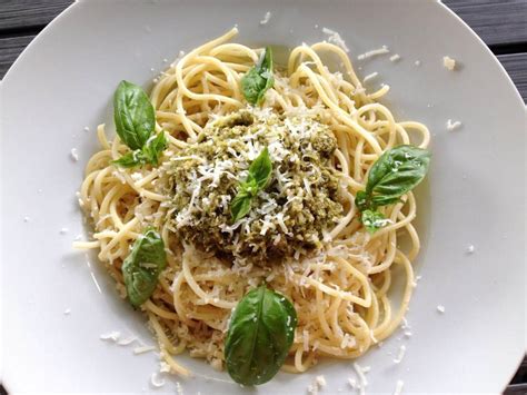 Pesto für Pasta Genovese Rezept | Einfach & Lecker | Elle Republic