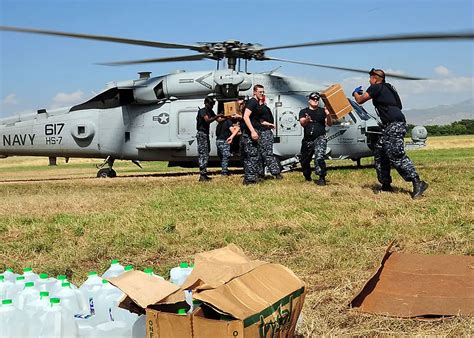 Military Photos USS Carl Vinson Crew Distribute Supplies on Haiti