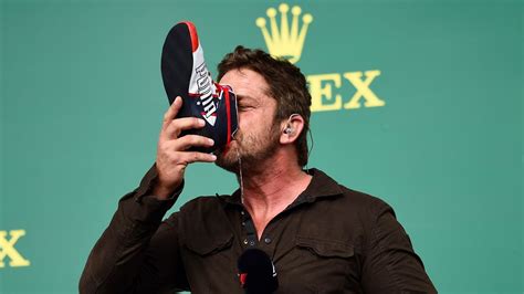 WATCH: Gerard Butler does a shoey, drinks from Ricciardo's boot | F1 News