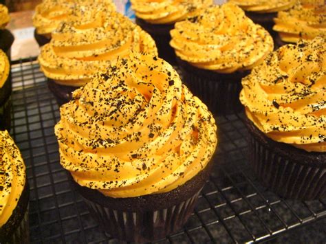 Delicious Dishings: Boston Bruins Black And Gold Cupcakes