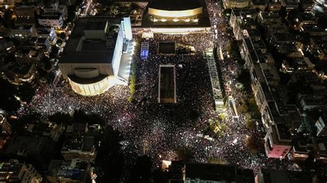 Thousands in Israel Protest Netanyahu’s Plans to Limit Courts - The New York Times