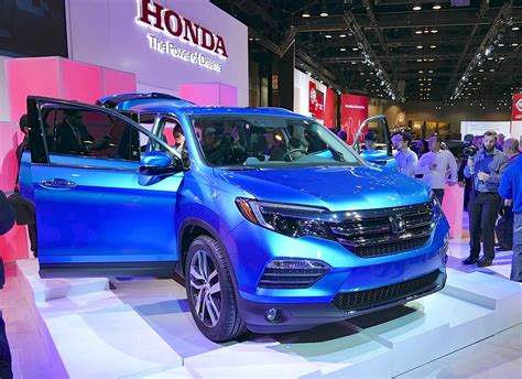 2016 Honda Pilot FIRST LOOK from the 2015 Chicago Auto Show [Video] - The Fast Lane Car