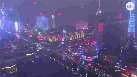 Las Vegas snow makes brightly-lit Strip look dreamy