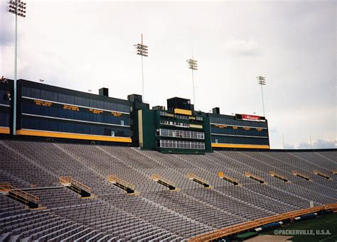 PACKERVILLE, U.S.A.: Lambeau Field in 1991