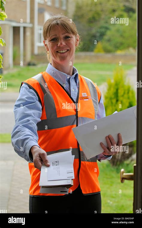 royal mail post woman delivering mail to a customer Stock Photo - Alamy