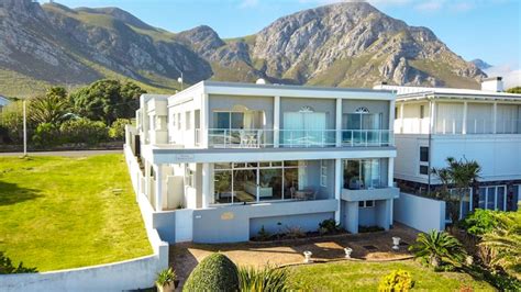 Hermanus Beachfront Lodge | LekkeSlaap