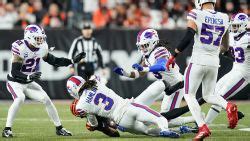 Video: Buffalo Bills player Damar Hamlin collapses during game | CNN