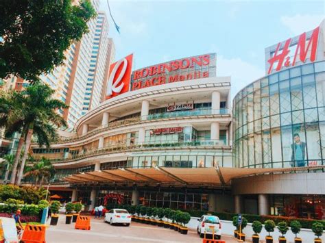 Pickpockets everywhere! Be warned! Do not come to this mall by foot ...