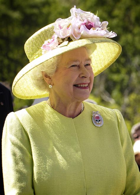 File:Elizabeth II greets NASA GSFC employees, May 8, 2007 edit.jpg ...