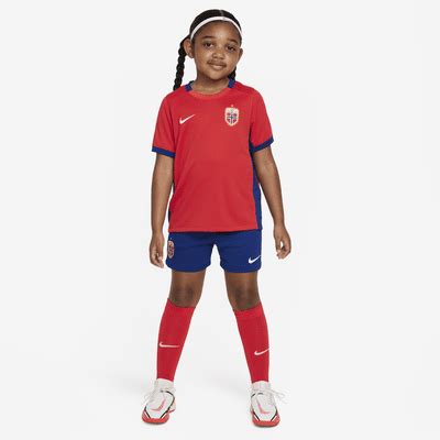 Norway 2023 Stadium Home Younger Kids' Nike Dri-FIT 3-Piece Kit. Nike UK