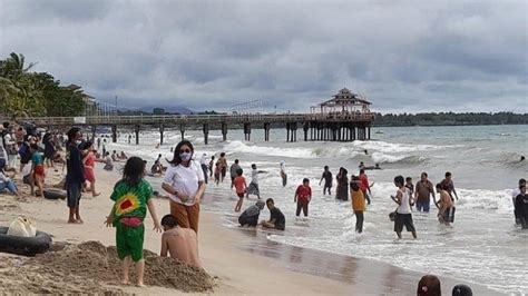 Akses Menuju Pantai Anyer Macet Karena Dipadati Wisatawan - TribunNews.com