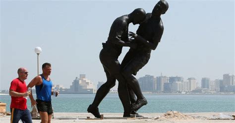 Au Qatar, la statue "Coup de tête" de Zidane et Materazzi crée la polémique | Le HuffPost