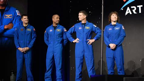 NASA reveals the names of the four astronauts who will orbit the moon in 2024