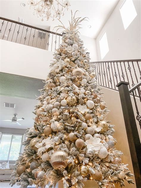 How to Decorate an Elegant White and Gold Christmas Tree Like A Pro | Gold christmas tree ...