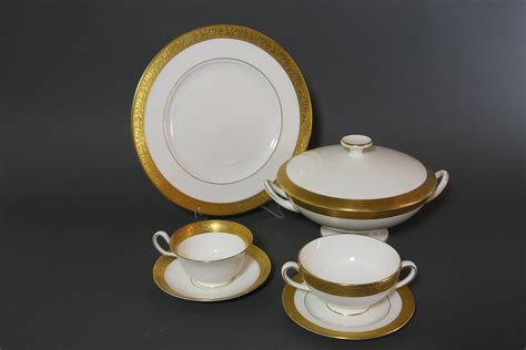 Wedgwood white bone china… - Fine & Decorative Arts - Philips Auctions Australia - Antiques Reporter